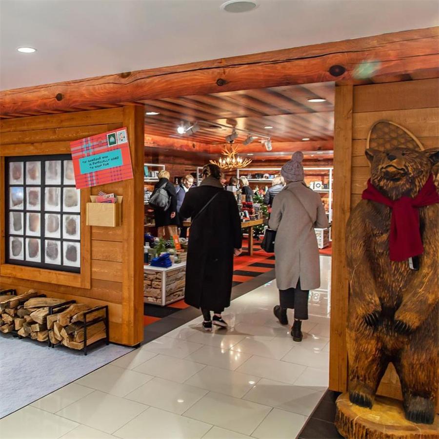 快闪店活动以大礼盒和信封装置展开,好像述说着一个有趣的假日故事