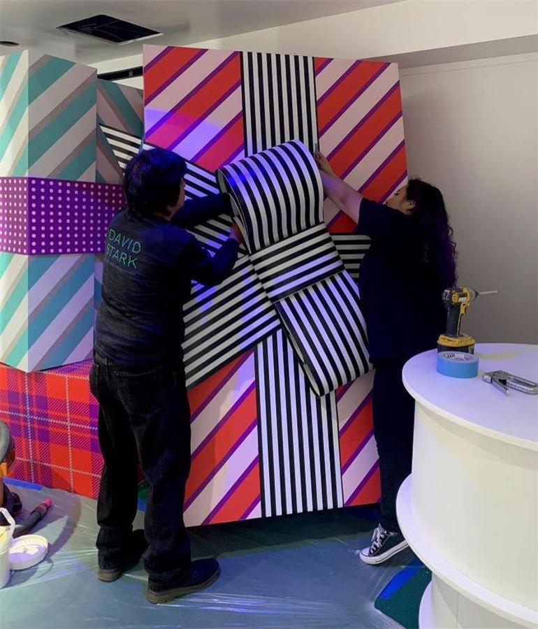 快闪店活动以大礼盒和信封装置展开,好像述说着一个有趣的假日故事