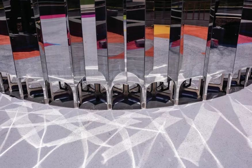 海滨公园的这个展览活动设计以无法预期的方式与游客形成互动