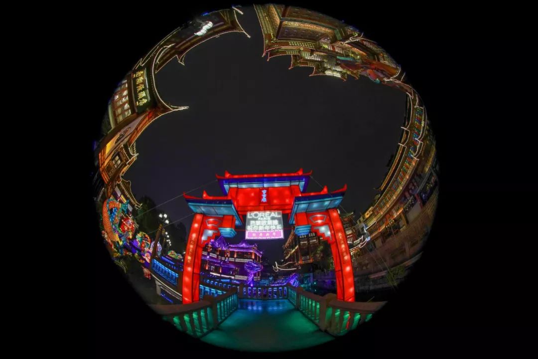 巴黎欧莱雅灯会快闪店活动诠释着什么是传统与科技融合、经典与现代碰撞