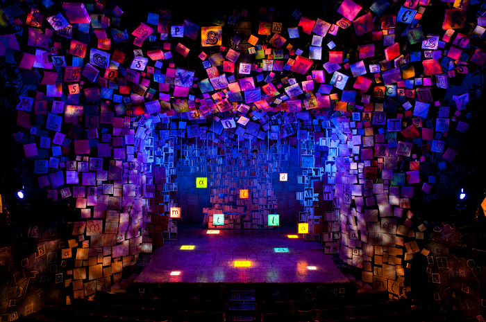 音乐剧的展览活动形式竟然以一本书开篇，这是一部万人迷的音乐剧吧