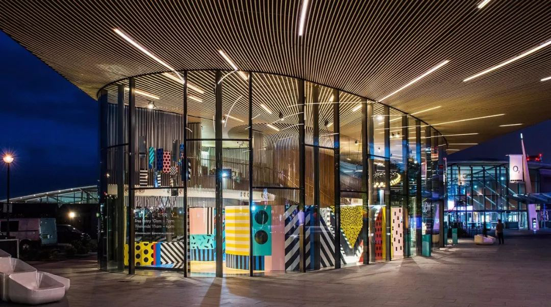 孟菲斯派艺术风格的快闪店活动策划设计赋予空间鲜亮的色彩与张力