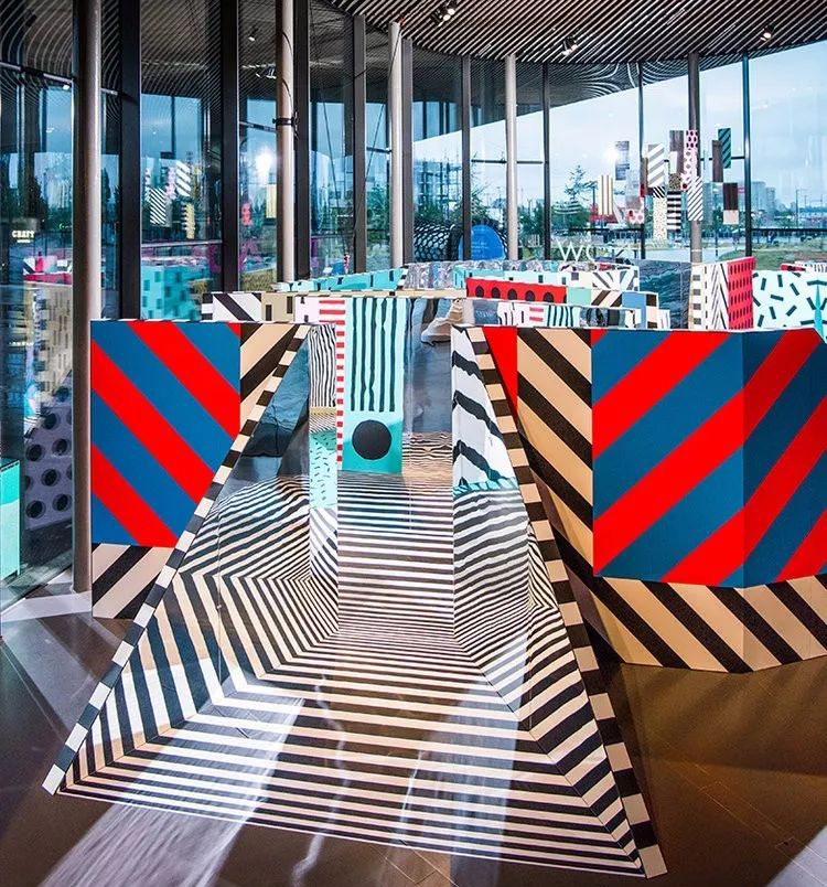 孟菲斯派艺术风格的快闪店活动策划设计赋予空间鲜亮的色彩与张力