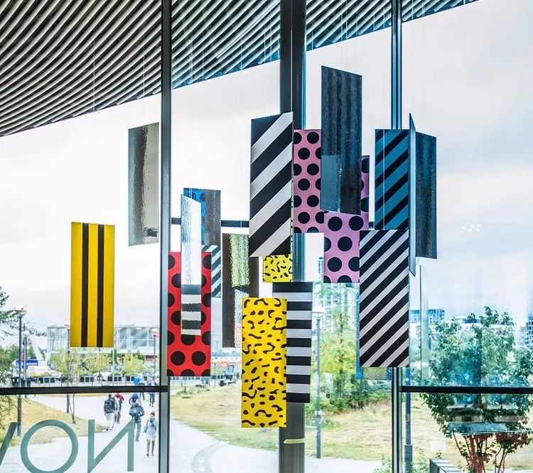 孟菲斯派艺术风格的快闪店活动策划设计赋予空间鲜亮的色彩与张力