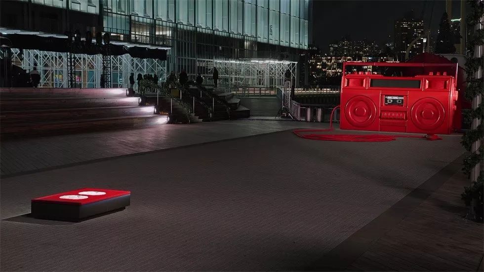 快闪店活动策划亮点竟是一个巨大的插座和插头,但却乐趣横生