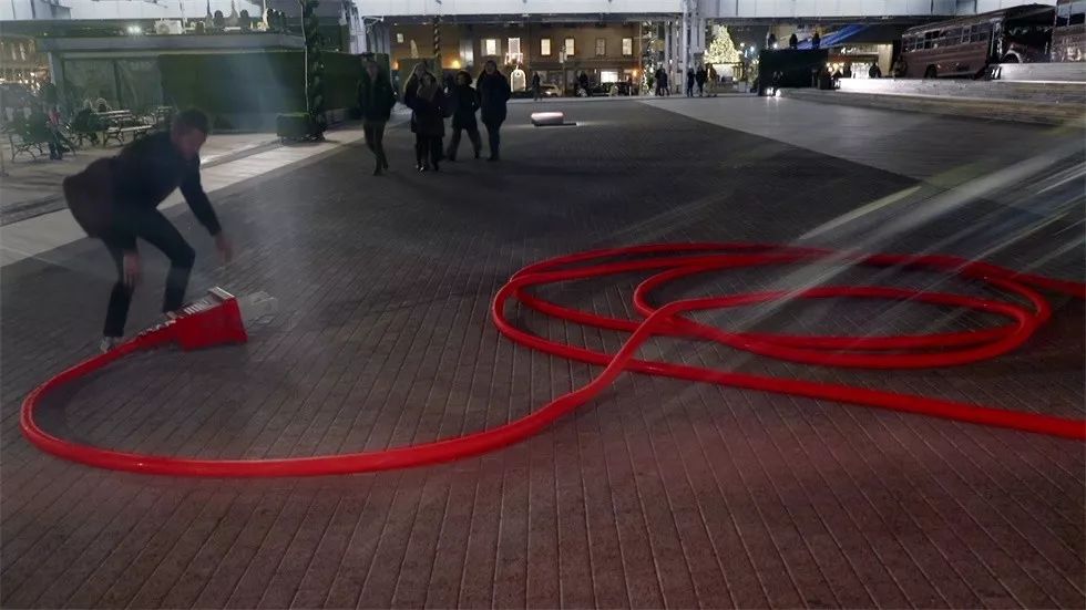 快闪店活动策划亮点竟是一个巨大的插座和插头,但却乐趣横生