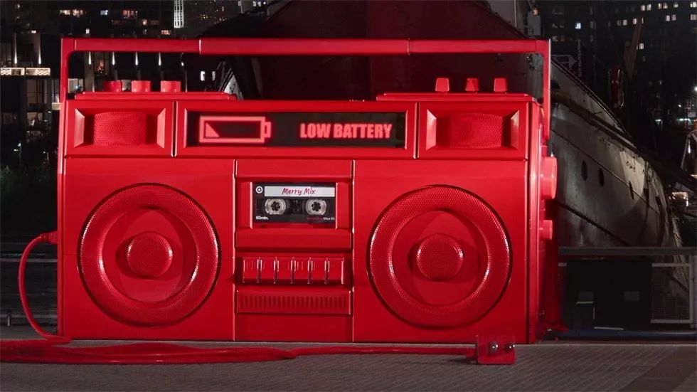 快闪店活动策划亮点竟是一个巨大的插座和插头,但却乐趣横生