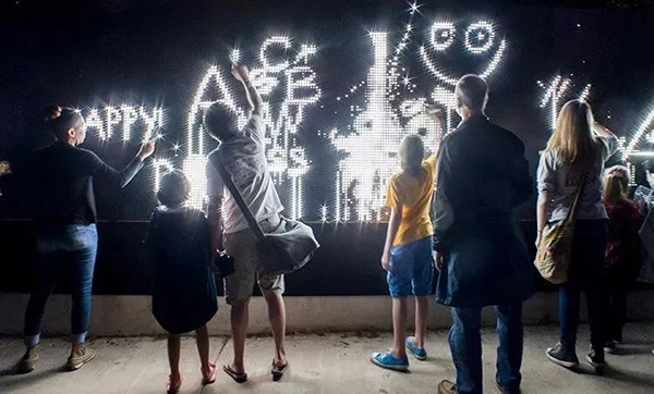 水光涂鸦形式的快闪店活动互动形式也是很好的晚会签到环节尝鲜方式