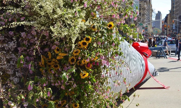 春天里的40英尺长快闪店活动美陈设计竟是这捧鲜花捧火的