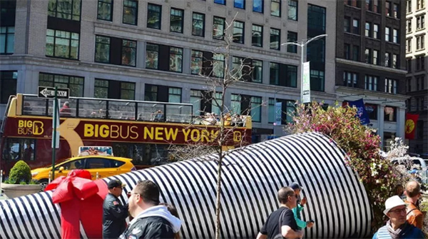 春天里的40英尺长快闪店活动美陈设计竟是这捧鲜花捧火的