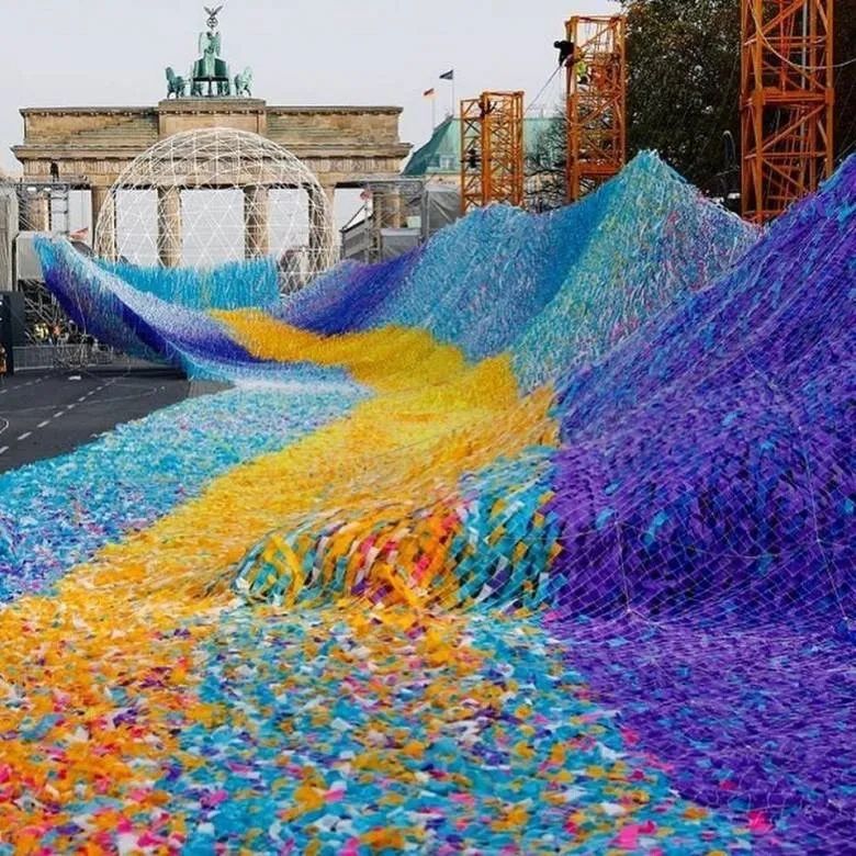 12万条彩带创造的这个动力学展览装置瞬间成为周年活动的焦点