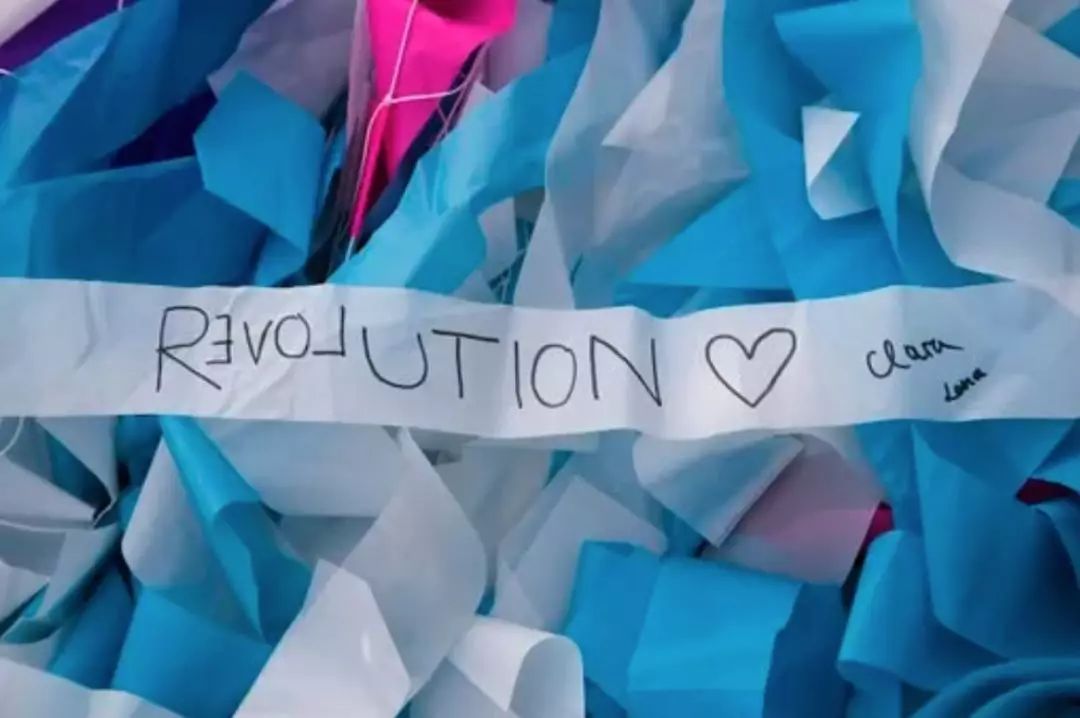 12万条彩带创造的这个动力学展览装置瞬间成为周年活动的焦点