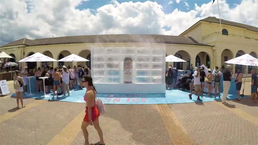 2.8米高的巨大冰块闪现在这家咖啡快闪店活动，炎热夏天太提神了