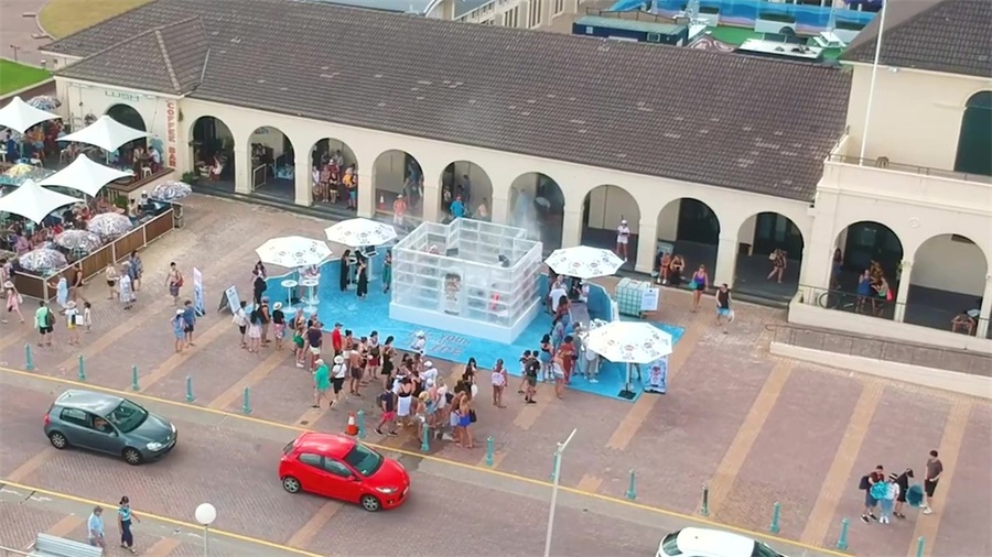 2.8米高的巨大冰块闪现在这家咖啡快闪店活动,炎热夏天太提神了