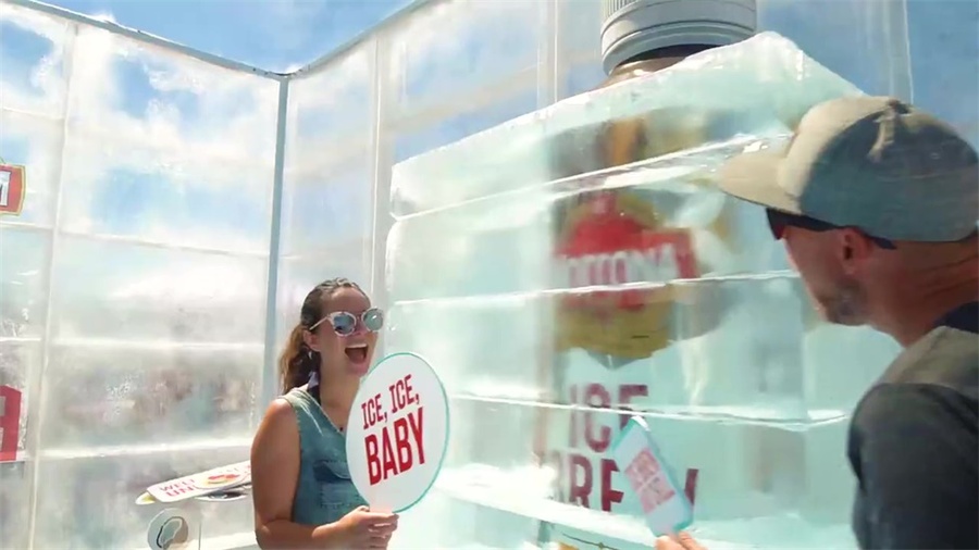 2.8米高的巨大冰块闪现在这家咖啡快闪店活动,炎热夏天太提神了