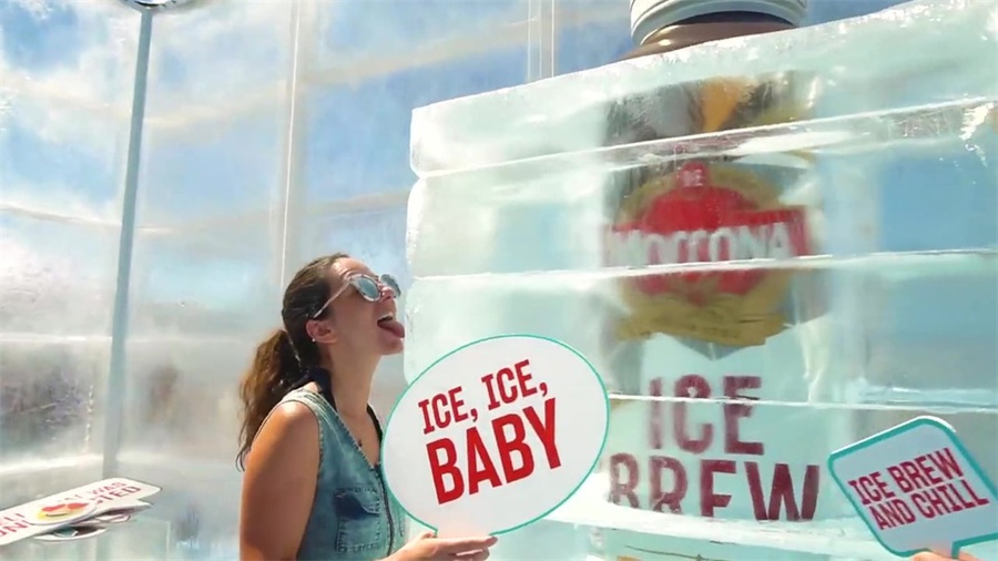 2.8米高的巨大冰块闪现在这家咖啡快闪店活动,炎热夏天太提神了
