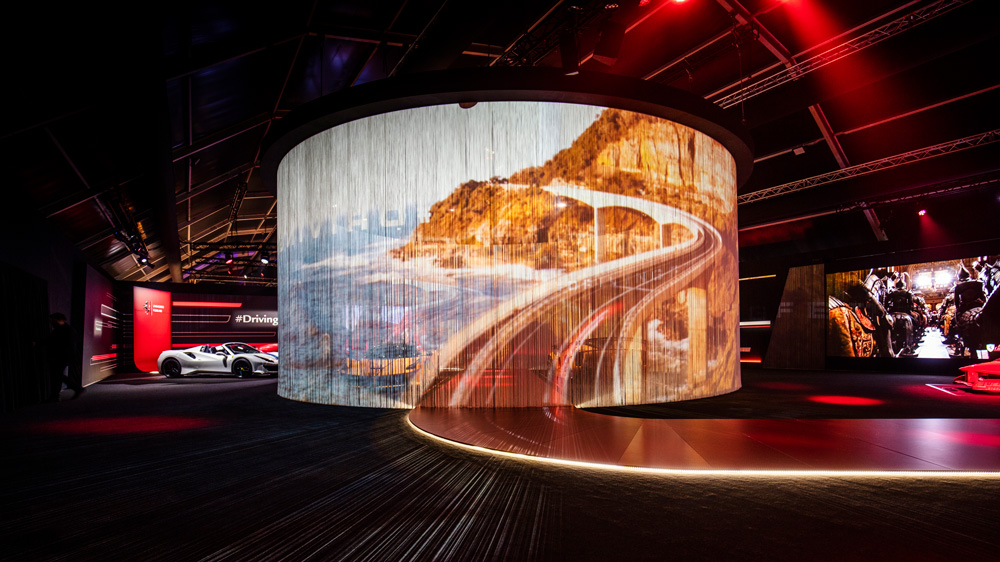 F1赛事座上宾的弹出式展览活动提供了难得一见的跳跃马宇宙