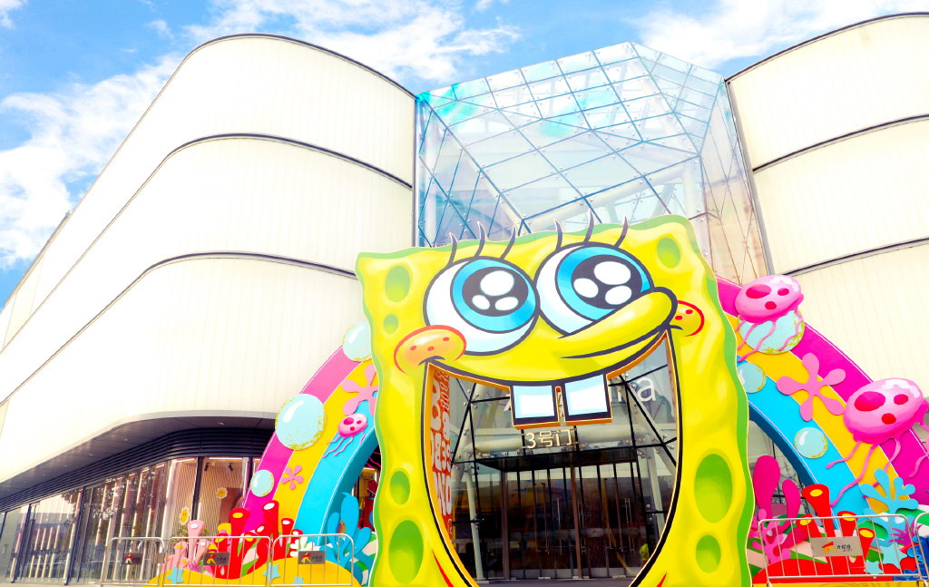 5.5米高的巨型海绵宝宝调皮地参与了一场周年庆典活动