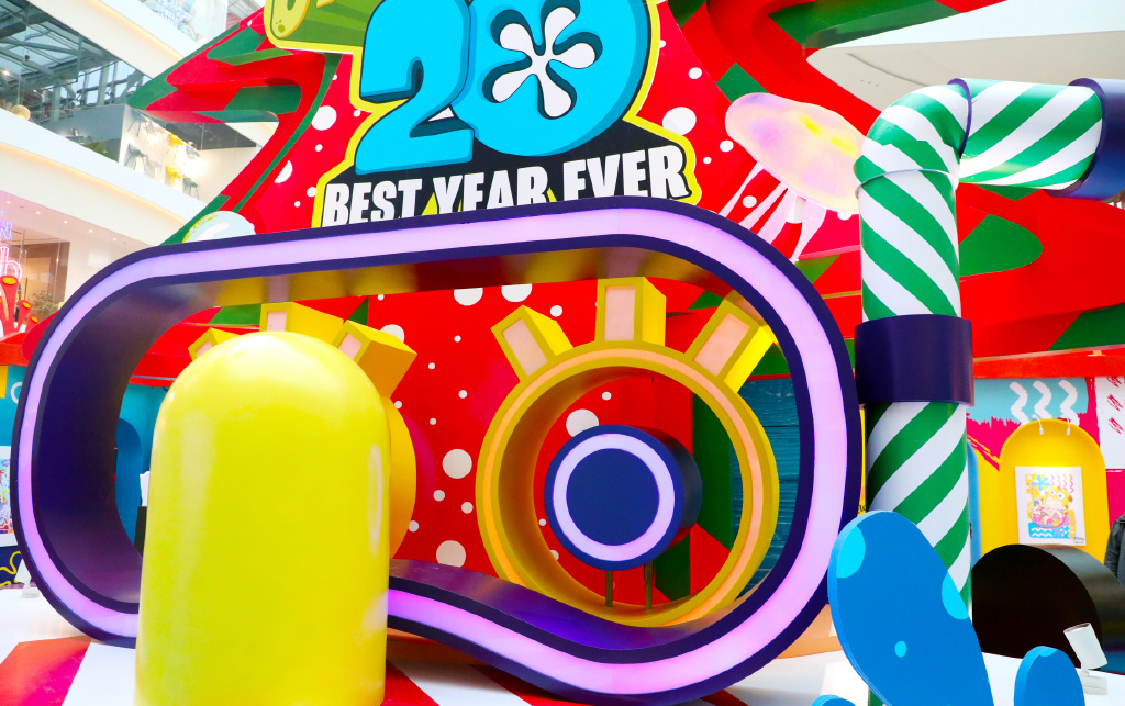 5.5米高的巨型海绵宝宝调皮地参与了一场周年庆典活动