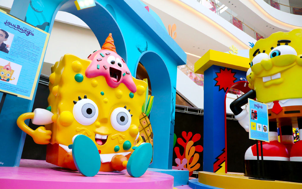5.5米高的巨型海绵宝宝调皮地参与了一场周年庆典活动
