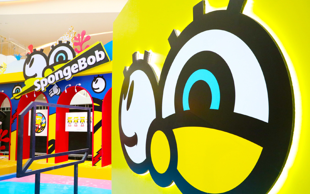 5.5米高的巨型海绵宝宝调皮地参与了一场周年庆典活动