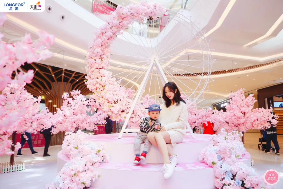 武汉樱花季已来走,无奈只能靠商场里的主题樱花展览活动装置解情仇