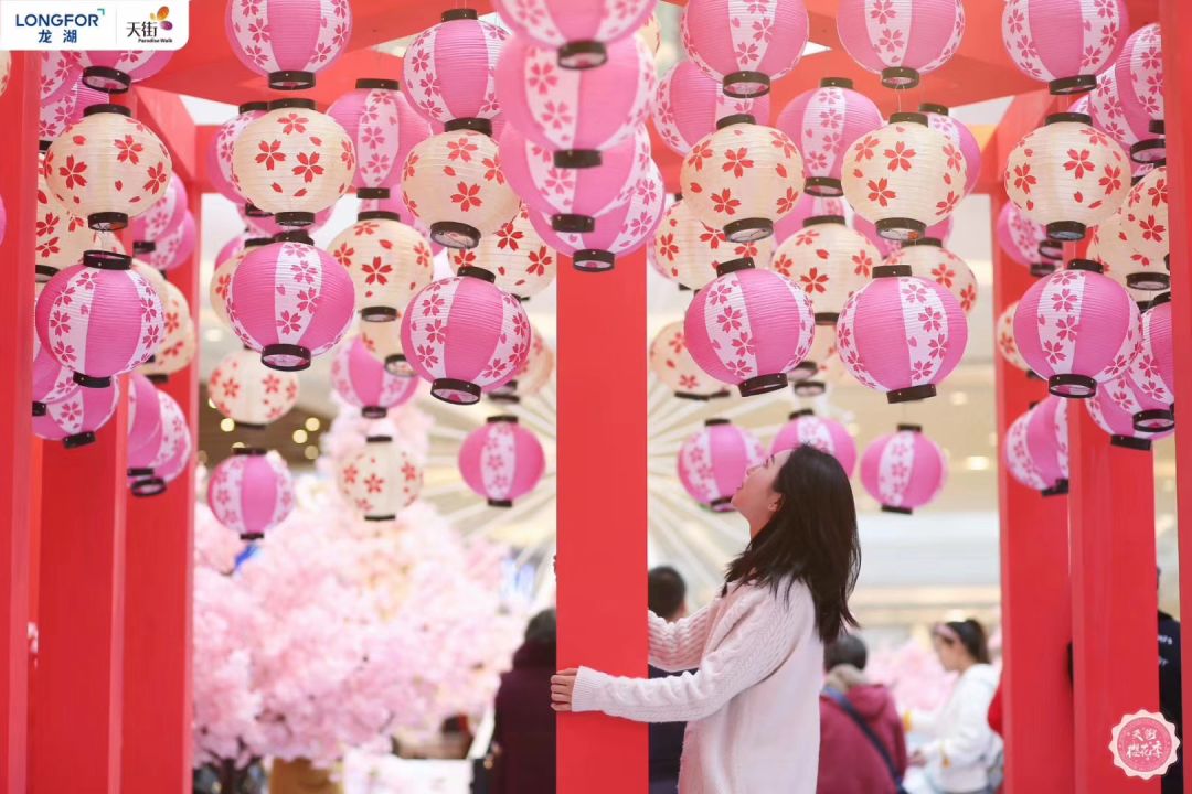 武汉樱花季已来走,无奈只能靠商场里的主题樱花展览活动装置解情仇