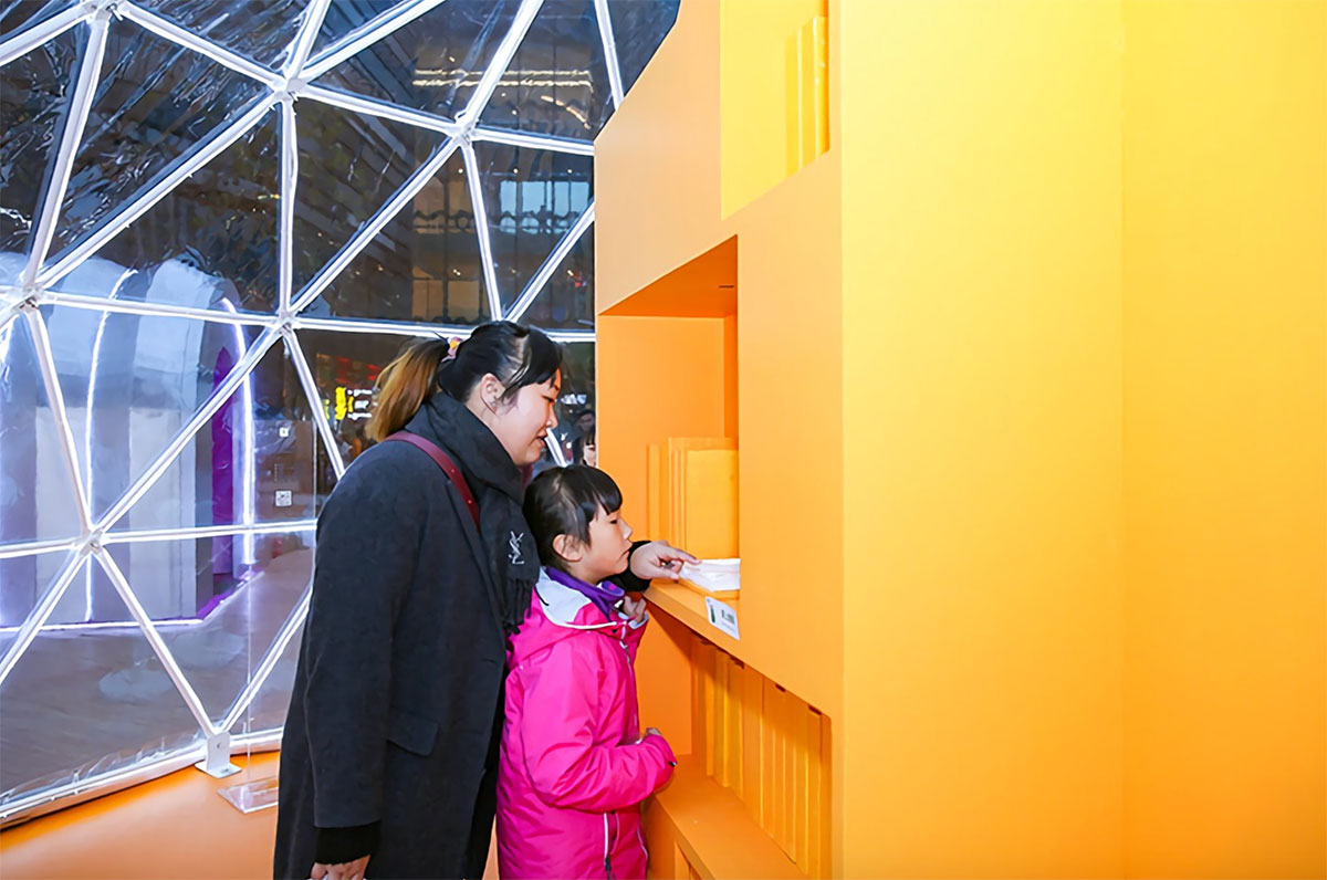 一盏盏“人间灯光”的快闪展览活动演绎了不同故事下的温馨与理想