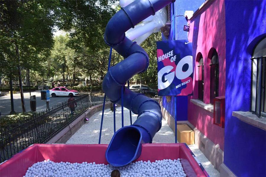 体验式发布会活动策划了一条旋转滑梯，瞬间童年感爆棚