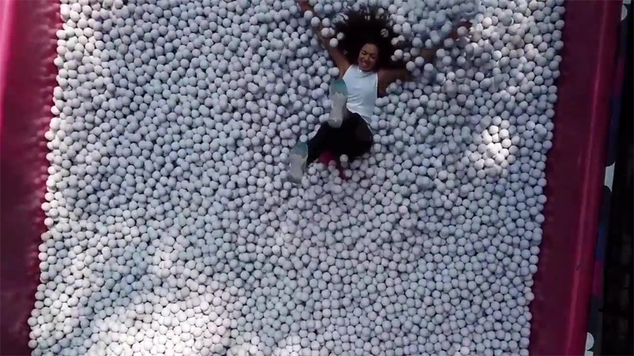 体验式发布会活动策划了一条旋转滑梯，瞬间童年感爆棚