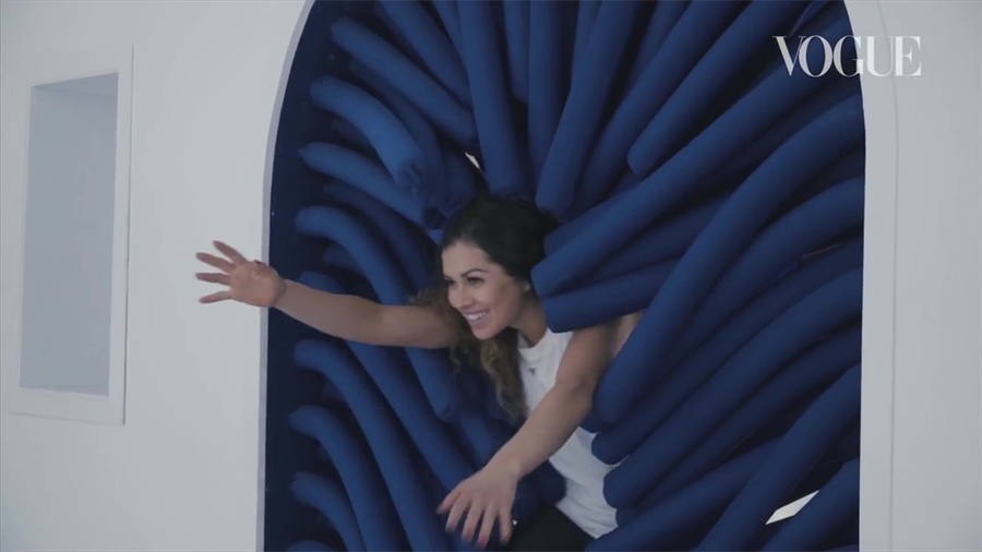 体验式发布会活动策划了一条旋转滑梯，瞬间童年感爆棚