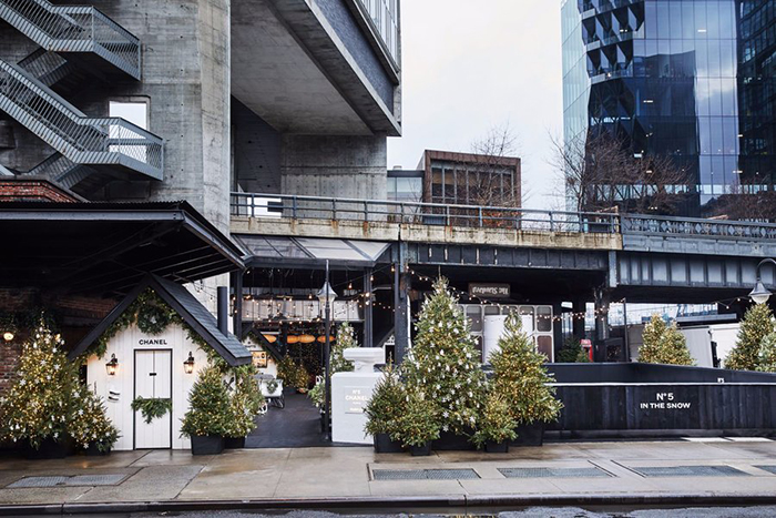 冬季仙境般的快闪店活动现场香气扑鼻，更有特殊的AR体验与你互动