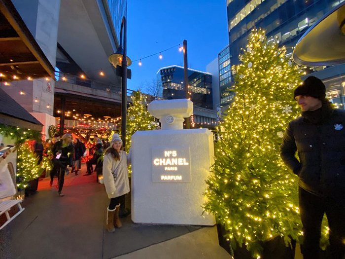 冬季仙境般的快闪店活动现场香气扑鼻，更有特殊的AR体验与你互动