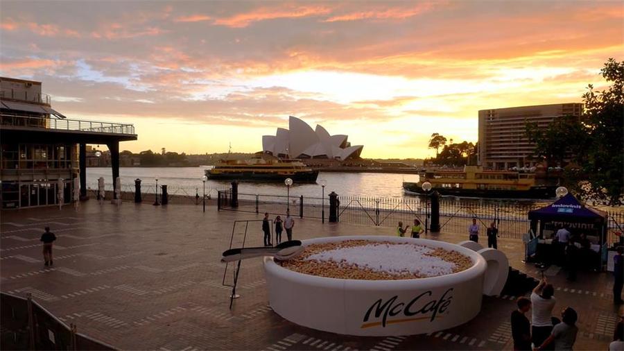 麦当劳搞这么大一杯咖啡快闪体验活动，旨在为24个地区带去24份欢乐礼物