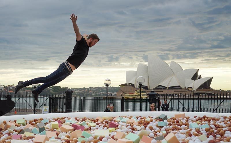麦当劳搞这么大一杯咖啡快闪体验活动，旨在为24个地区带去24份欢乐礼物