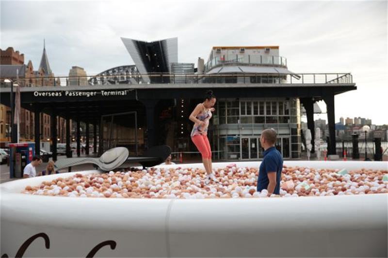 麦当劳搞这么大一杯咖啡快闪体验活动，旨在为24个地区带去24份欢乐礼物