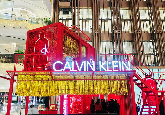 幸运红快闪店展览活动霓虹跃动，工业感双层集装箱酷炫袭来