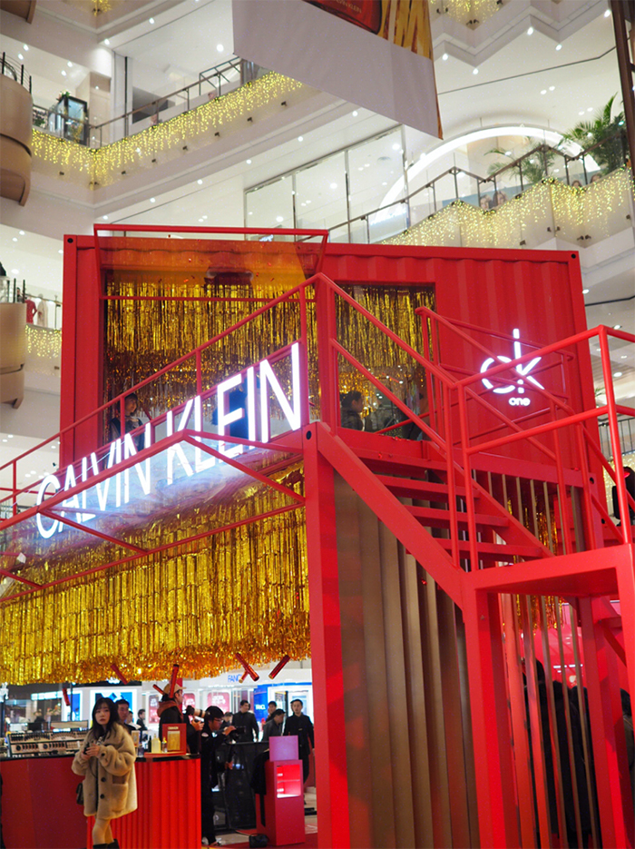 幸运红快闪店展览活动霓虹跃动，工业感双层集装箱酷炫袭来