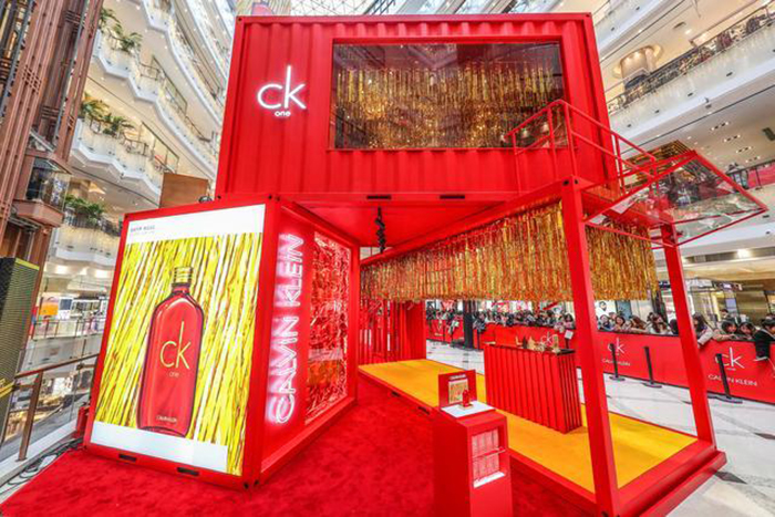 幸运红快闪店展览活动霓虹跃动，工业感双层集装箱酷炫袭来