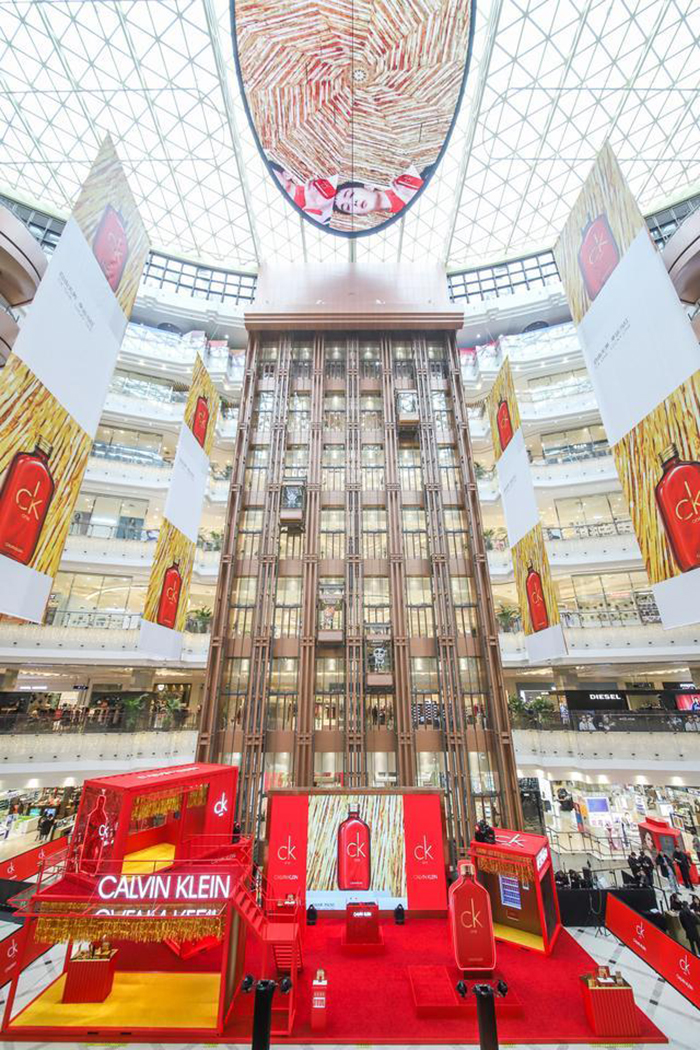 幸运红快闪店展览活动霓虹跃动，工业感双层集装箱酷炫袭来