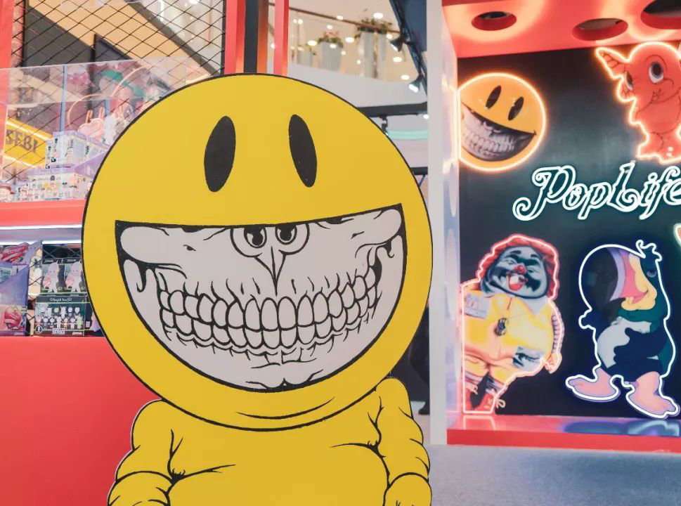 潮玩快闪店展览活动嘻哈涂鸦感的装修，营造了一场别致的手办展览会