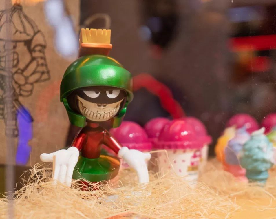 潮玩快闪店展览活动嘻哈涂鸦感的装修，营造了一场别致的手办展览会