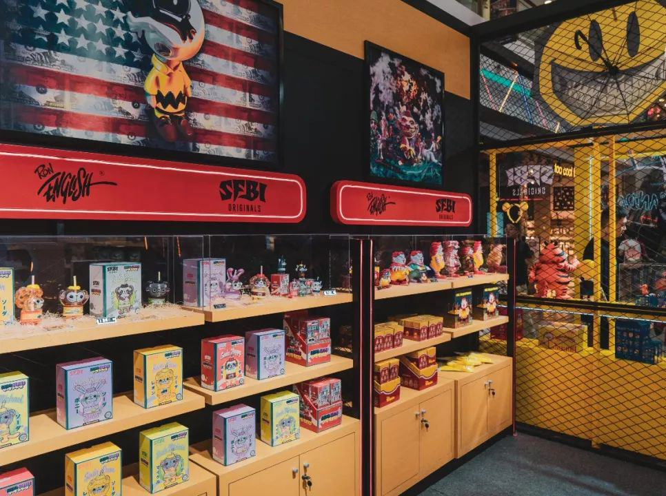 潮玩快闪店展览活动嘻哈涂鸦感的装修，营造了一场别致的手办展览会