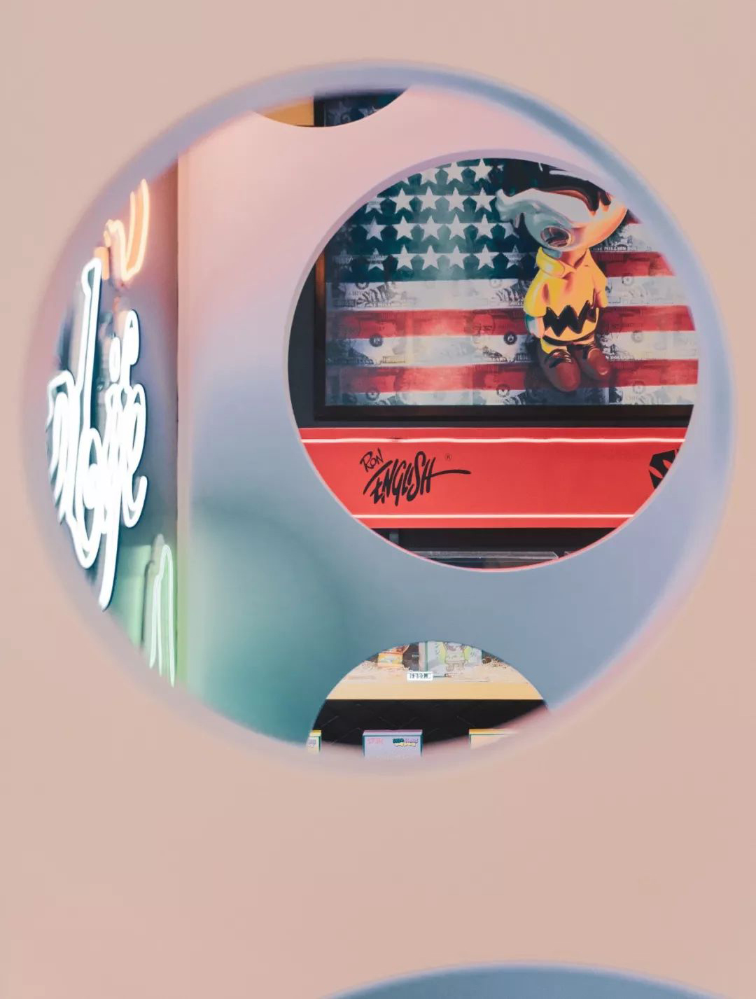 潮玩快闪店展览活动嘻哈涂鸦感的装修，营造了一场别致的手办展览会