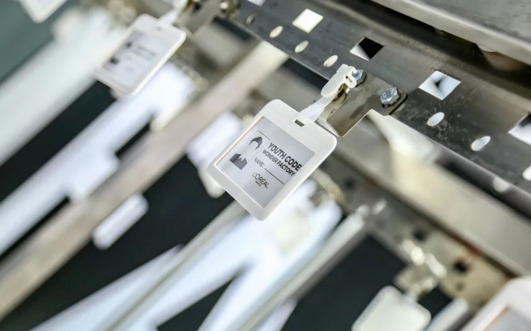 美妆沉浸式展览活动带你开启神秘的奇境工厂之旅，快领取专属“工牌”