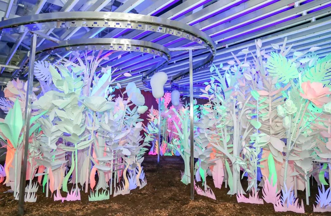 美妆沉浸式展览活动带你开启神秘的奇境工厂之旅，快领取专属“工牌”