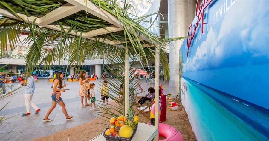 夏日快闪店营销活动海滩风很足，一起去沙滩上喝一杯吧