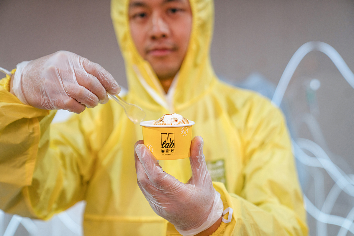 麻辣味道的冰淇淋快闪店活动打造成一座实验室,产品包装超硬核