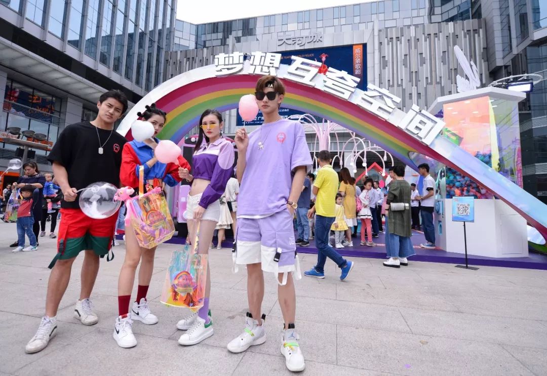 时下至hit的打卡点统统都在这个彩虹色的快闪展览活动，张张都是大片