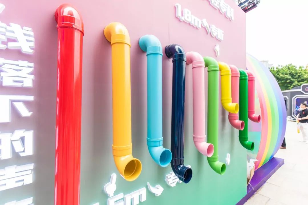 时下至hit的打卡点统统都在这个彩虹色的快闪展览活动，张张都是大片